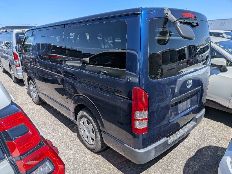  31792  TOYOTA REGIUS  2017  