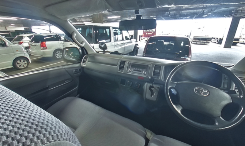  31992  TOYOTA HIACE  2010  