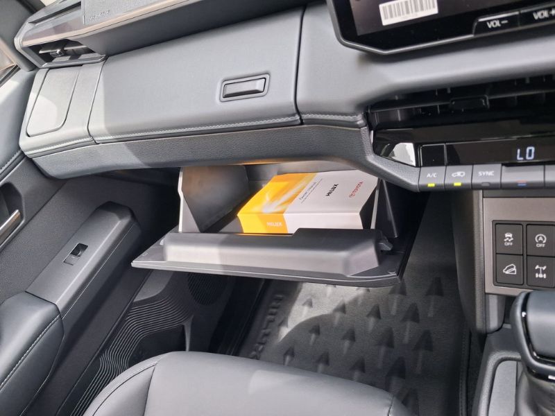  32017  TOYOTA HILUX TRAVO DOUBLE CAB  2026  