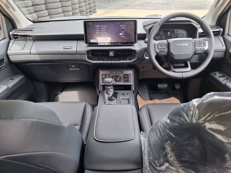  32017  TOYOTA HILUX TRAVO DOUBLE CAB  2026  