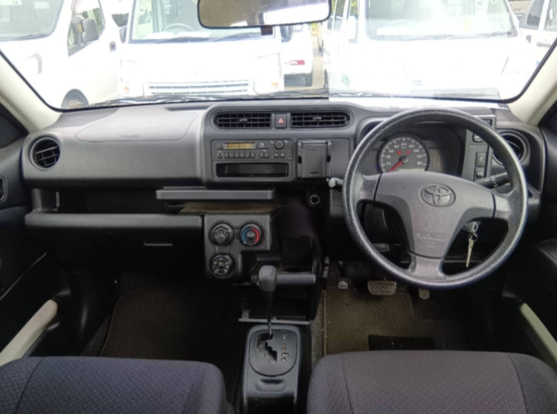  32028  TOYOTA PROBOX VAN  2017  