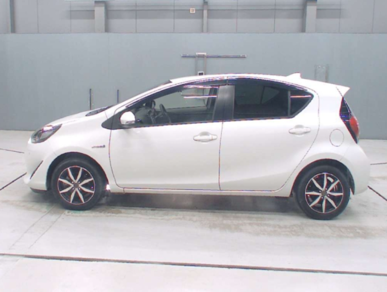  32048  TOYOTA AQUA  2018  