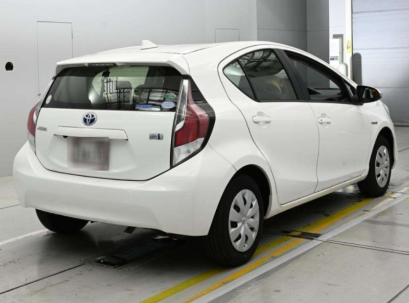  32050  TOYOTA AQUA  2017  