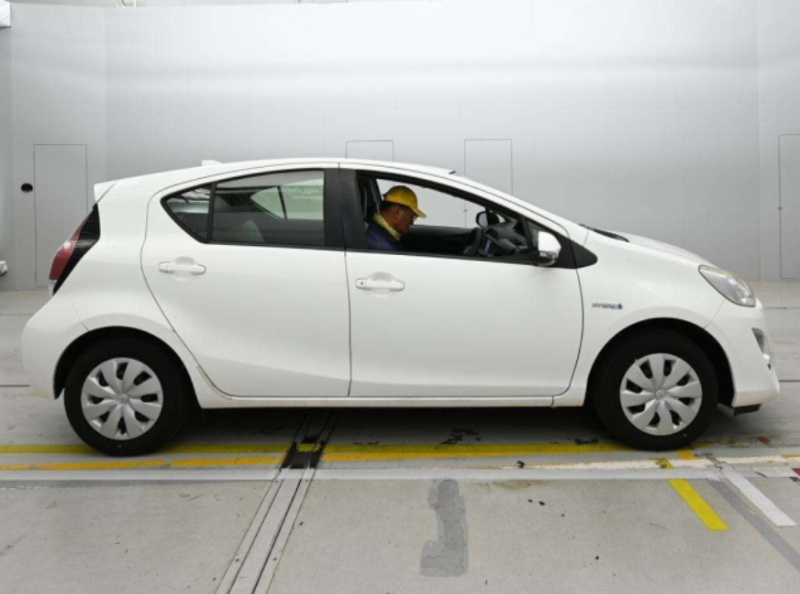  32050  TOYOTA AQUA  2017  