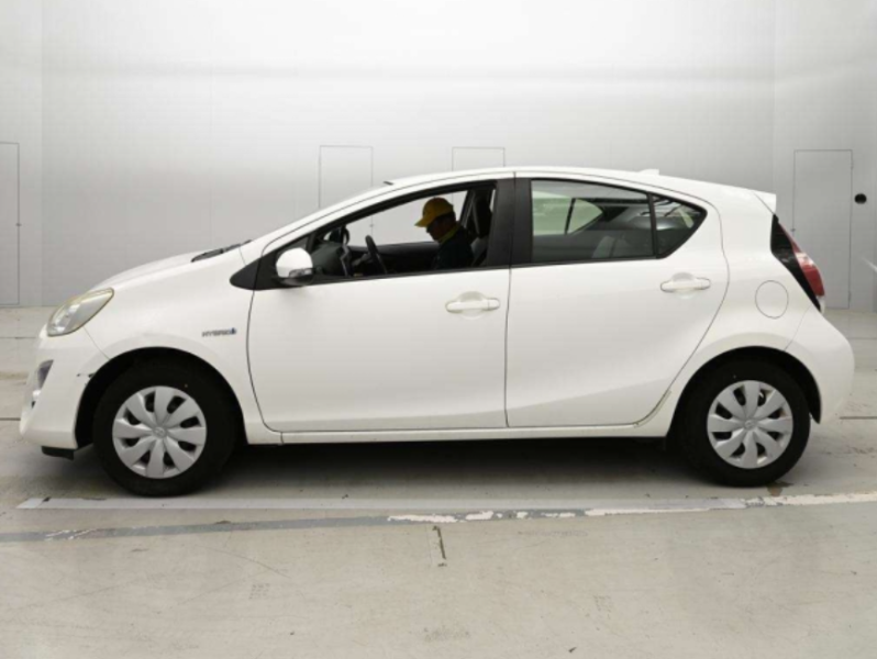  32050  TOYOTA AQUA  2017  