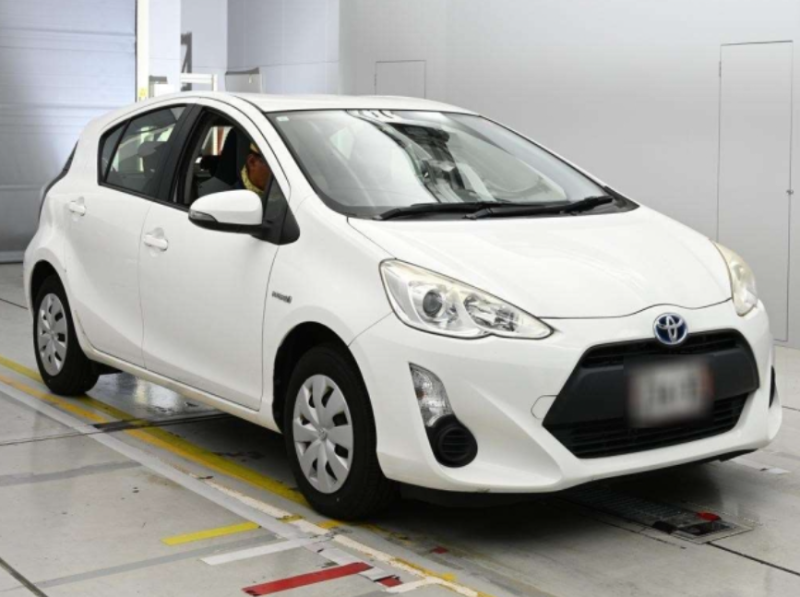  32050  TOYOTA AQUA  2017  