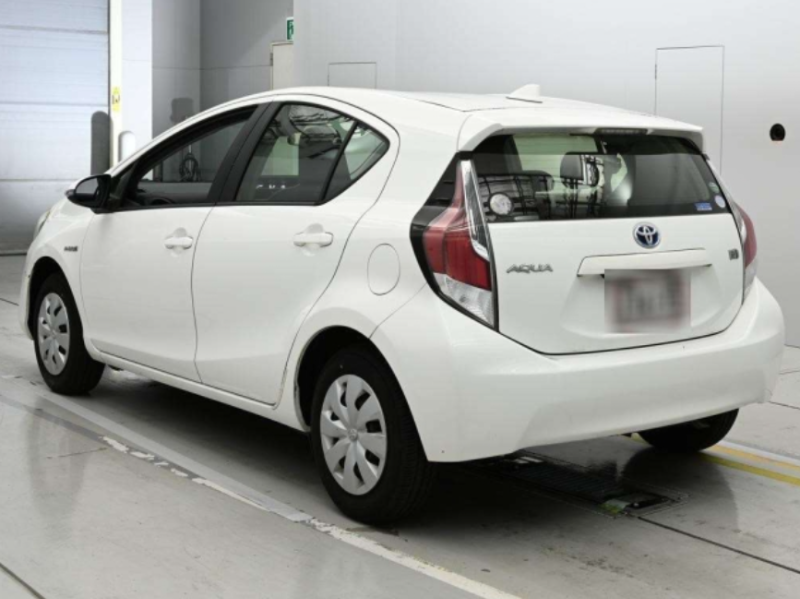  32050  TOYOTA AQUA  2017  