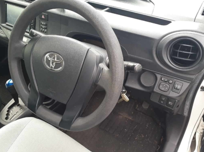  32050  TOYOTA AQUA  2017  