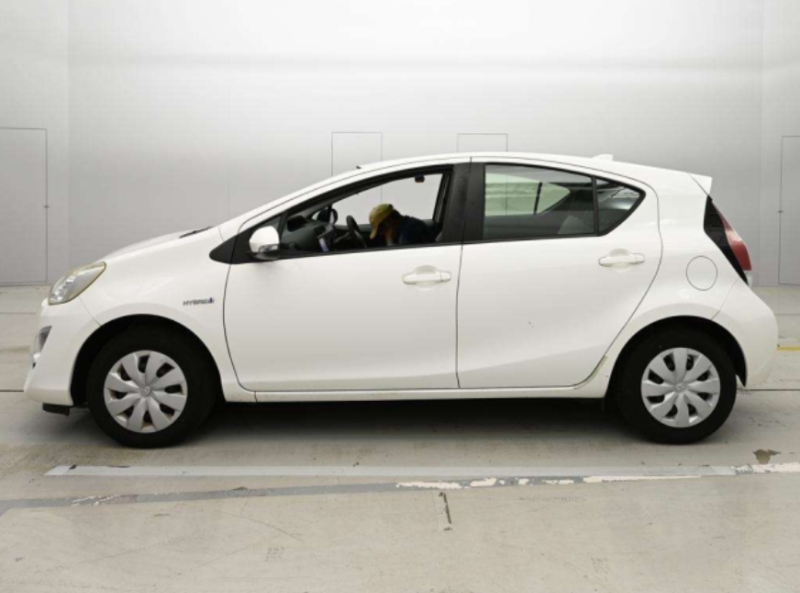  32051  TOYOTA AQUA  2017  