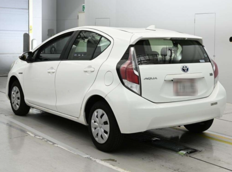  32051  TOYOTA AQUA  2017  